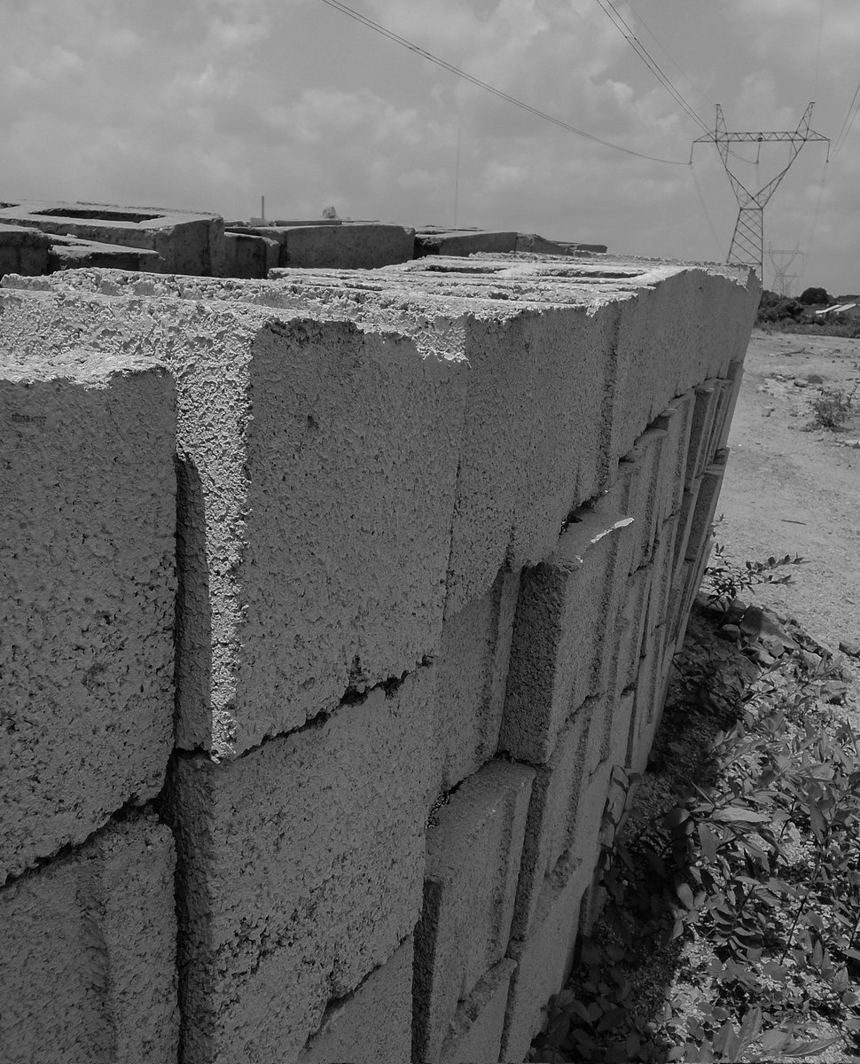 Ladigbolu_art's tweet photo. DAY 64 OF 100 (HOOD) 📸
#100DaysChallengePostingAboutArtAndPhotography #Art #Photography #Blocks #Trenches #fyp https://t.co/ek5mUZyv5z