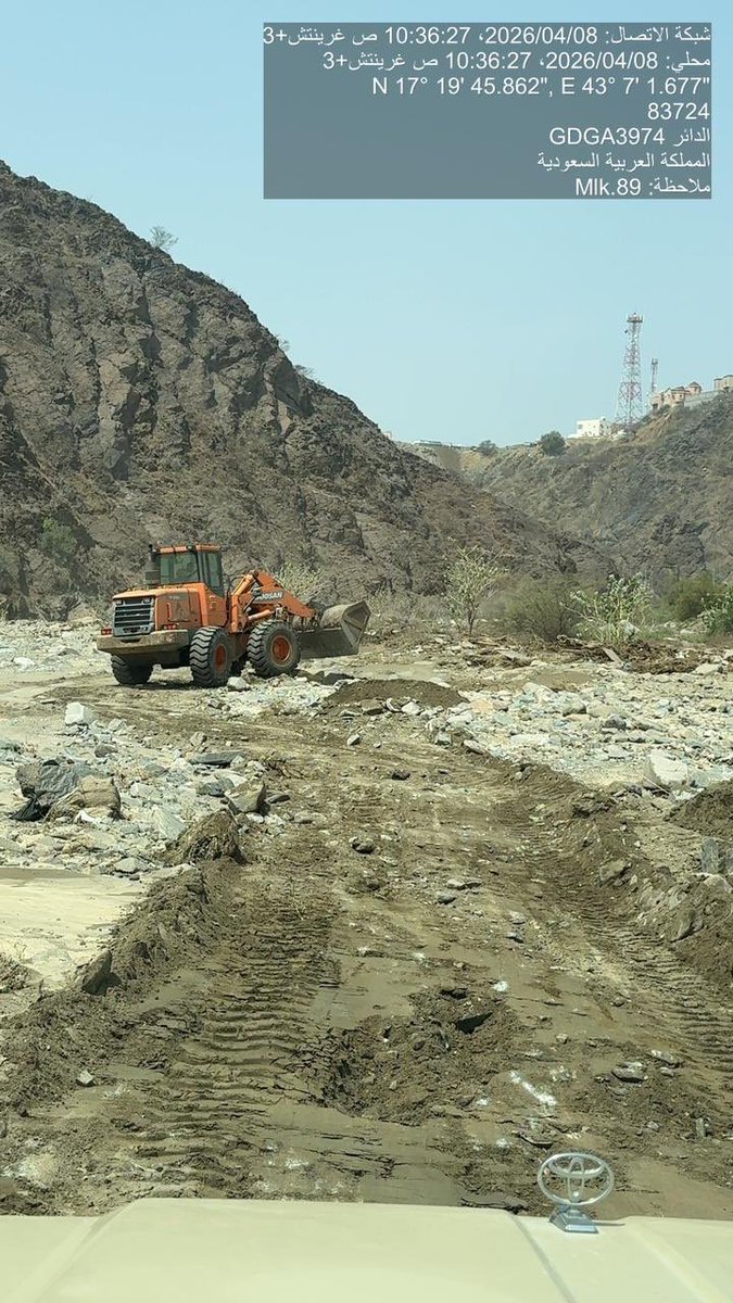 muni_aldair's tweet photo. #صور.. من أعمال #بلدية_محافظة_الدائر في فتح الطرقات المتضررة من الأمطار وتسهيل الحركة لمنازل المواطنين. https://t.co/jbZ1eVDmoh