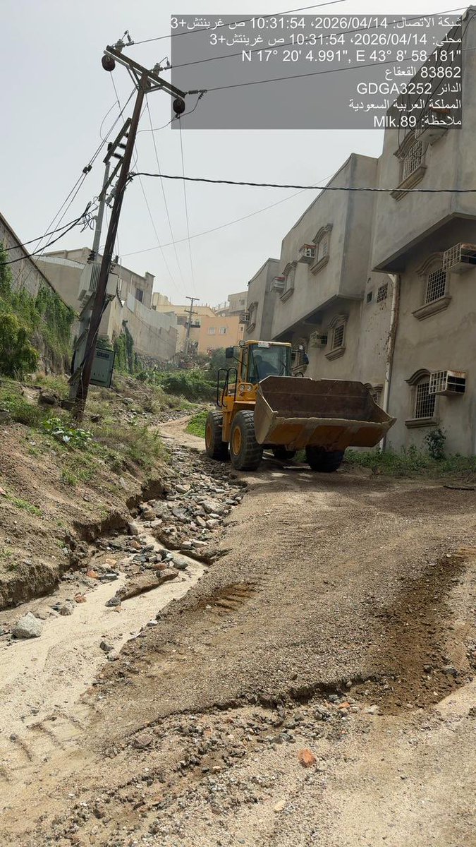 muni_aldair's tweet photo. #صور.. من أعمال #بلدية_محافظة_الدائر في فتح الطرقات المتضررة من الأمطار وتسهيل الحركة لمنازل المواطنين. https://t.co/jbZ1eVDmoh