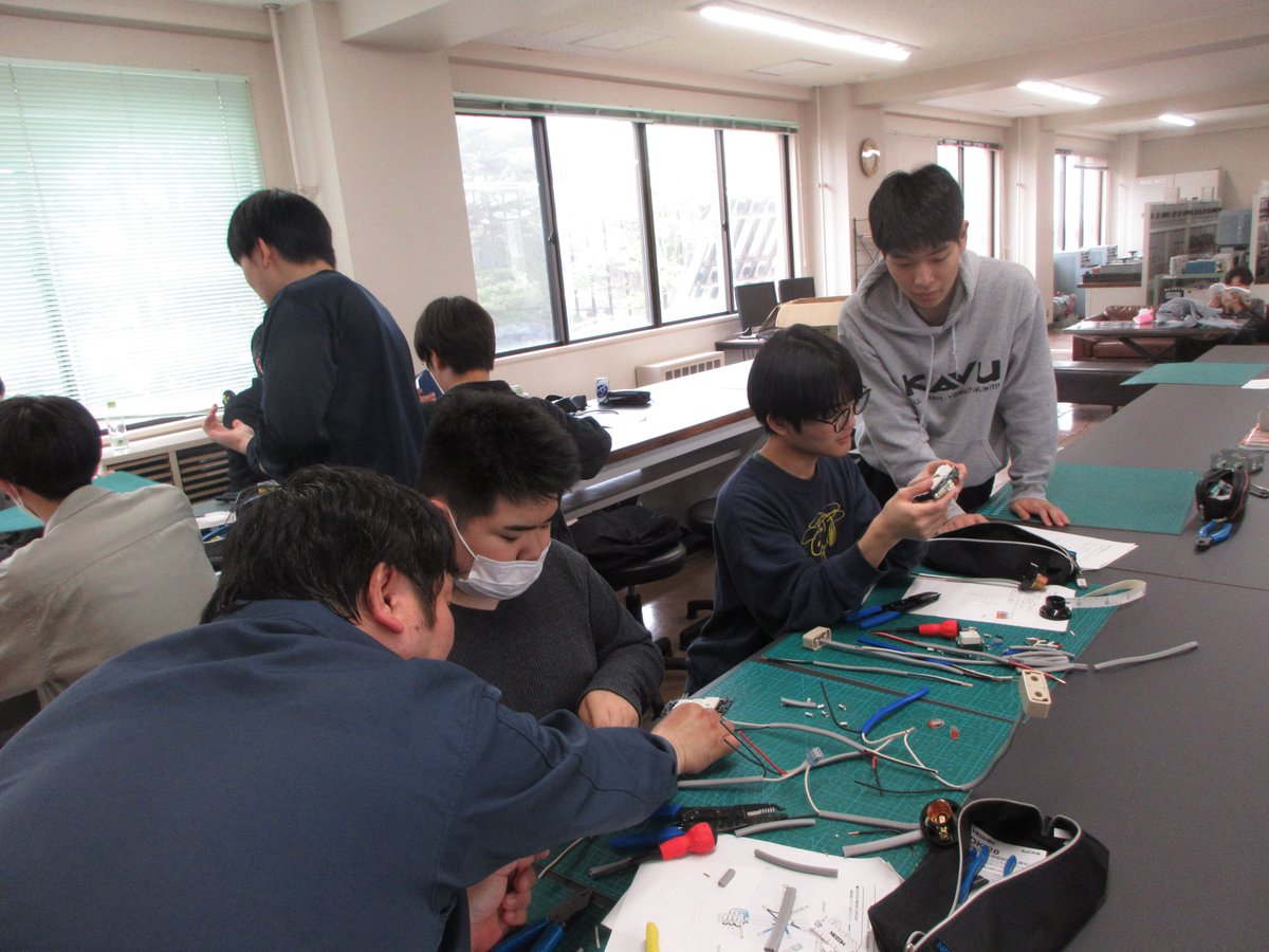 nkhs_hd's tweet photo. 1,2年生合同での配線実習です

先輩と仲良くしておくと色々と得することが多いですよ

#日本工学院 #北海道 #専門学校 #電気工学科 #ニコキタ https://t.co/f8NUpBFXoV