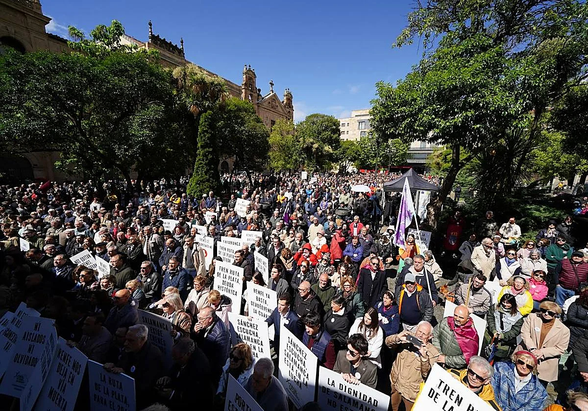 LaGacetaSA's tweet photo. "Sin embargo, algo hemos aprendido: hay que salir a la calle para que se nos oiga. Si dejamos de empujar, nadie lo hará. El aislamiento es brutal: nuestras conexiones directas con apenas cuatro destinos cercanos lo reflejan..." ✍️ Ángel Benito ⬇️ 
https://t.co/UVYBqiKUct https://t.co/z2gOaIsYiL