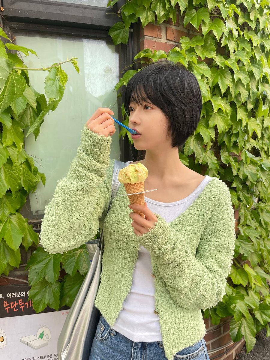 YooA. tweet media