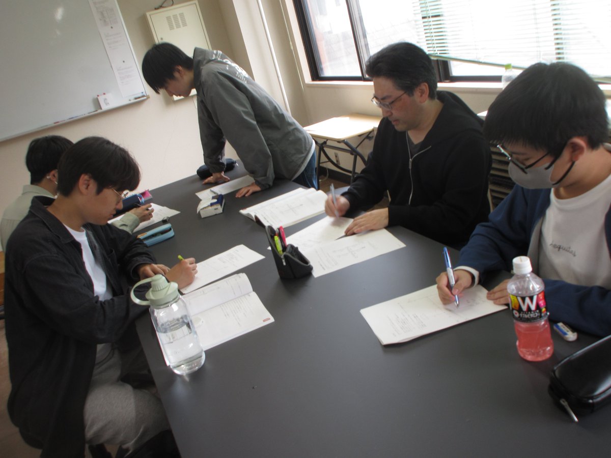 nkhs_hd's tweet photo. 1,2年生合同での配線実習です

先輩と仲良くしておくと色々と得することが多いですよ

#日本工学院 #北海道 #専門学校 #電気工学科 #ニコキタ https://t.co/f8NUpBFXoV