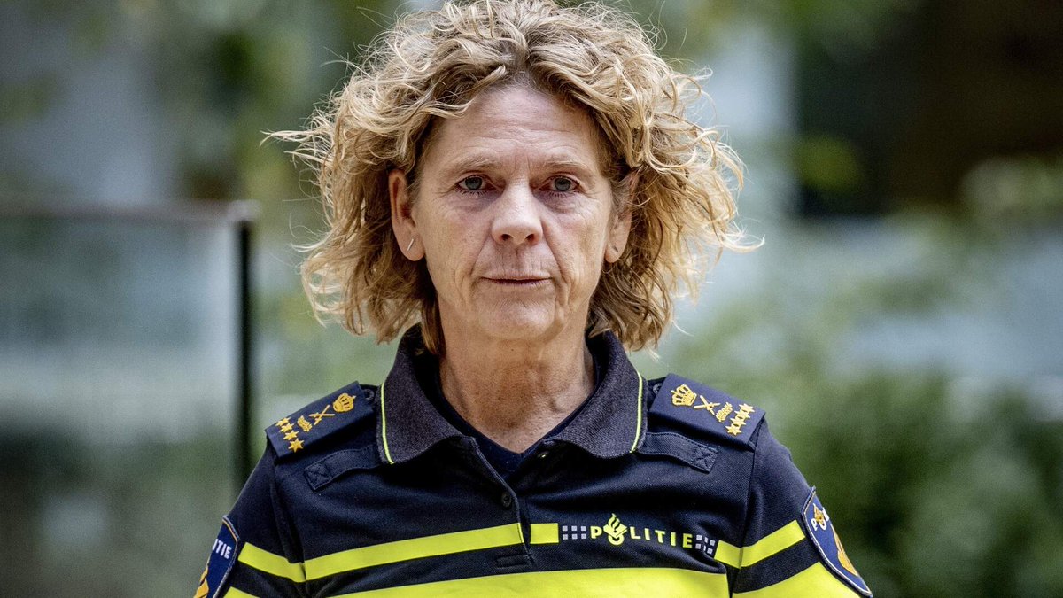 De extreem linkse Janny Knol, de baas van de Politie!
Kijk naar de foto's en je ziet genoeg!