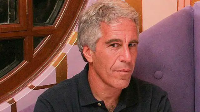 ABD'li ünlü yazar Stephen King, Trump'a seslendi:

-UFO dosyalarını boş ver.  

- Epstein dosyalarını yayınla.