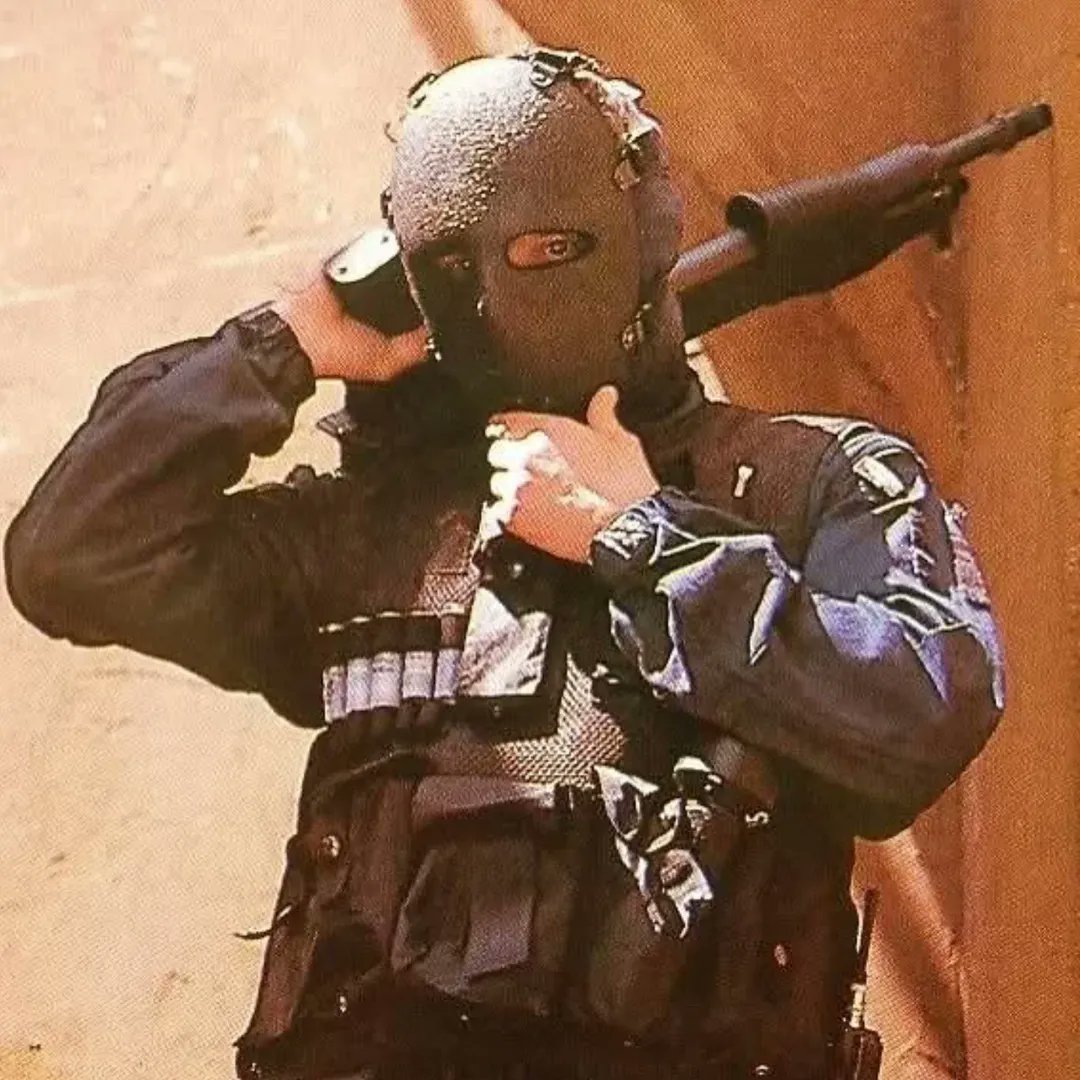 Zoma3mk's tweet photo. Italian NOCS operatives in their famous ballistic masks (80s-00s). https://t.co/VPTcGrkwYA