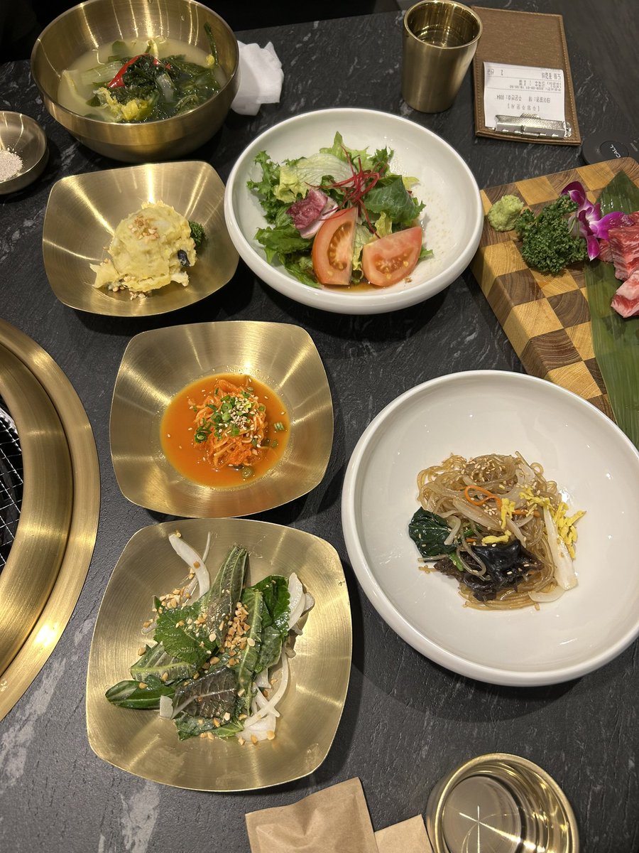 DRB_eating's tweet photo. 새로 생긴 고깃집 가 봤는데 오오 충격적으로 맛 없어서 감탄함. 아무런 맛이 나지 않거나 잡채가 떫거나 된장찌개는 밍밍하고 파채는 쓰다. 냉면은 그냥··· 아무런 맛이 없음. 갈비 34,500원인데 너무 못해서 감탄했음. 와중에 요즘은 가게들이 착실하게 오픈부터 바이럴 돌리는구나 깨달음. https://t.co/cuu3fT0oQf