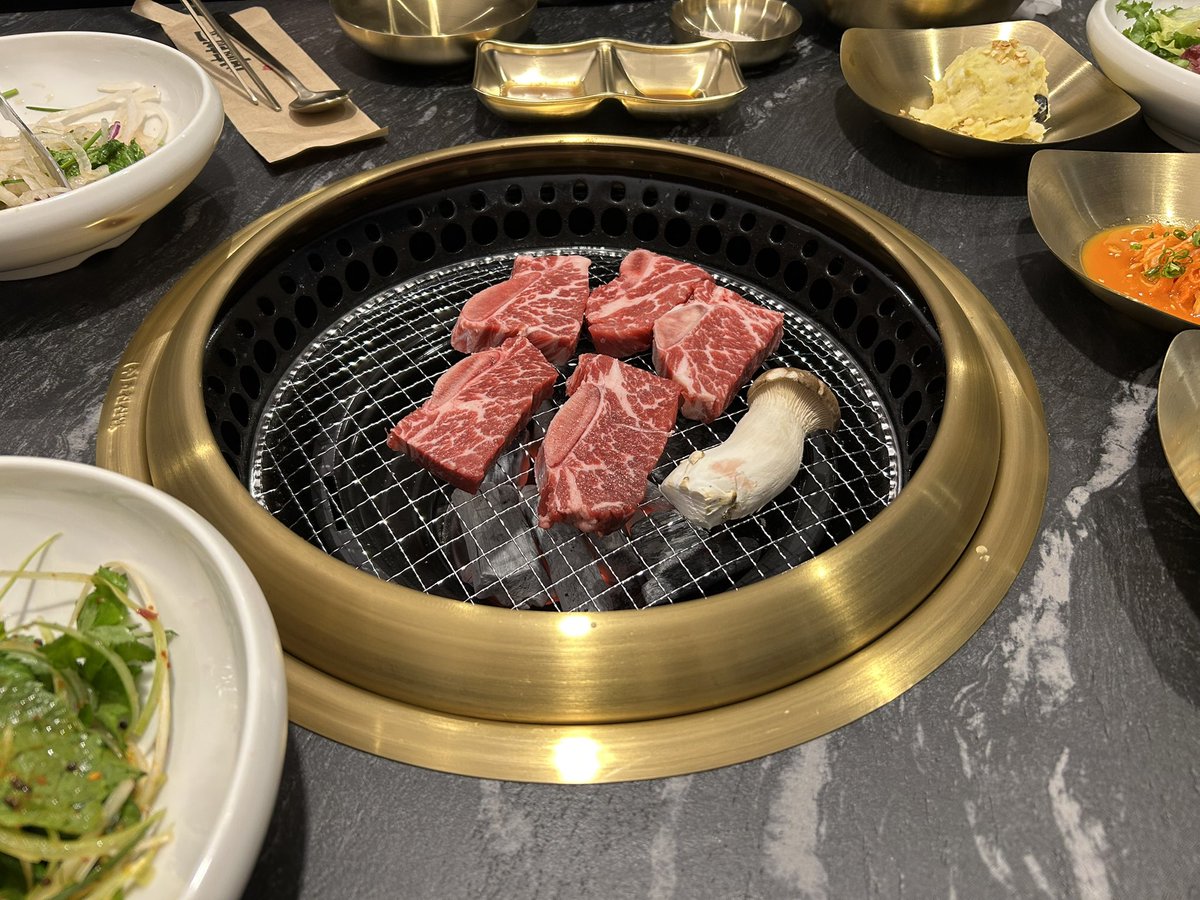 DRB_eating's tweet photo. 새로 생긴 고깃집 가 봤는데 오오 충격적으로 맛 없어서 감탄함. 아무런 맛이 나지 않거나 잡채가 떫거나 된장찌개는 밍밍하고 파채는 쓰다. 냉면은 그냥··· 아무런 맛이 없음. 갈비 34,500원인데 너무 못해서 감탄했음. 와중에 요즘은 가게들이 착실하게 오픈부터 바이럴 돌리는구나 깨달음. https://t.co/cuu3fT0oQf