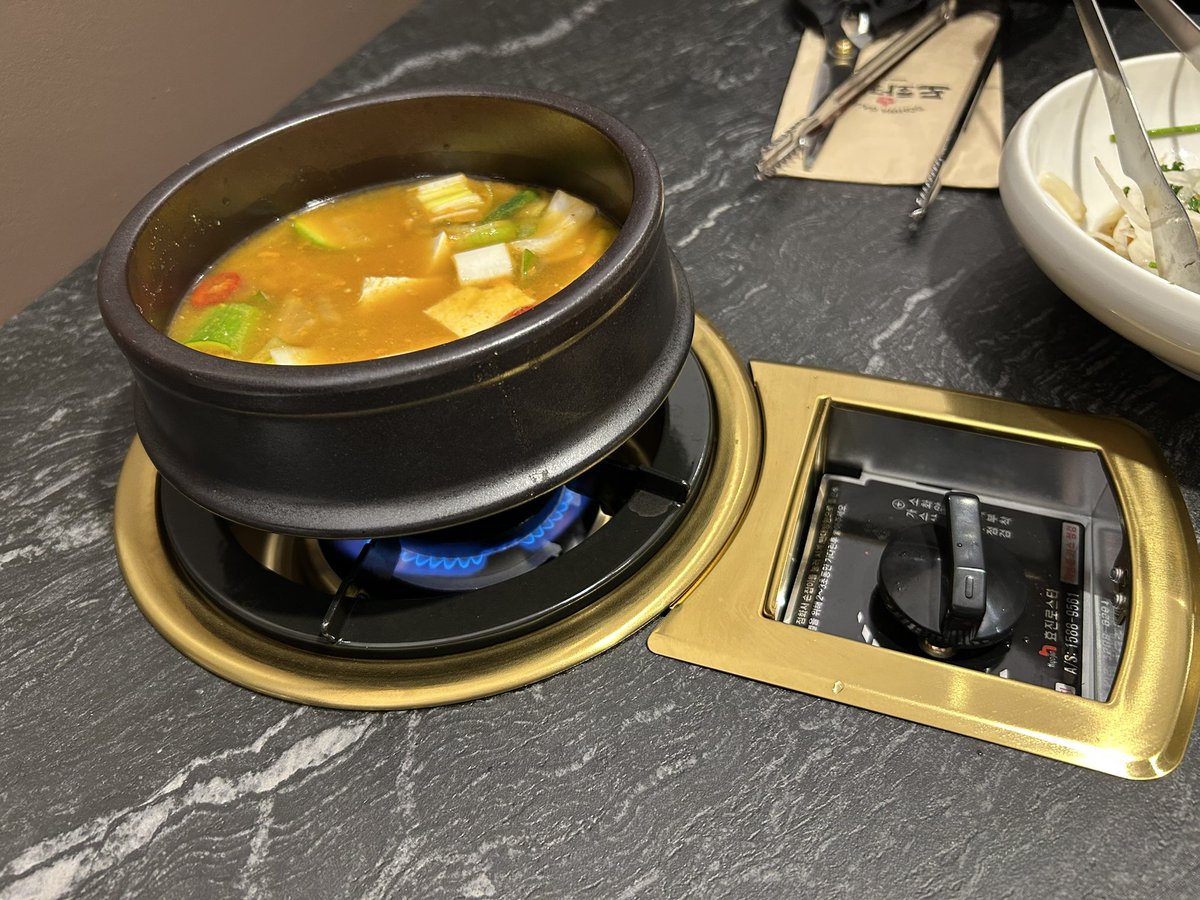 DRB_eating's tweet photo. 새로 생긴 고깃집 가 봤는데 오오 충격적으로 맛 없어서 감탄함. 아무런 맛이 나지 않거나 잡채가 떫거나 된장찌개는 밍밍하고 파채는 쓰다. 냉면은 그냥··· 아무런 맛이 없음. 갈비 34,500원인데 너무 못해서 감탄했음. 와중에 요즘은 가게들이 착실하게 오픈부터 바이럴 돌리는구나 깨달음. https://t.co/cuu3fT0oQf