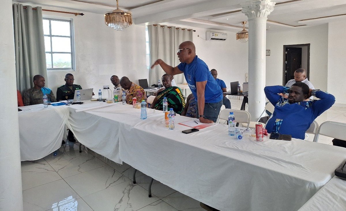 Rainprogrammes's tweet photo. Communities are not just beneficiaries of forest protection efforts; they are validators of the data. At a workshop, farmers and local actors reviewed and improved land-use maps tracking deforestation from 2015–2024.
#DeforestationFreeCocoa #EUDR #SustainableCocoa #ClimateAction https://t.co/Q3UNt7SjIY