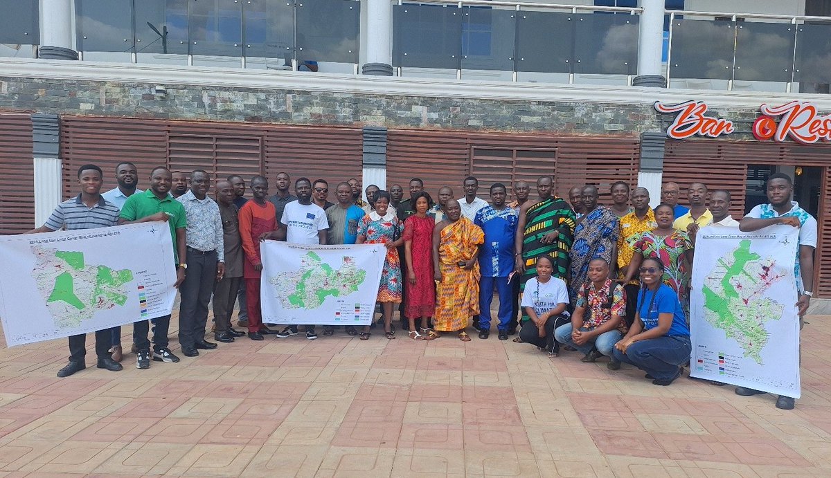 Rainprogrammes's tweet photo. Communities are not just beneficiaries of forest protection efforts; they are validators of the data. At a workshop, farmers and local actors reviewed and improved land-use maps tracking deforestation from 2015–2024.
#DeforestationFreeCocoa #EUDR #SustainableCocoa #ClimateAction https://t.co/Q3UNt7SjIY