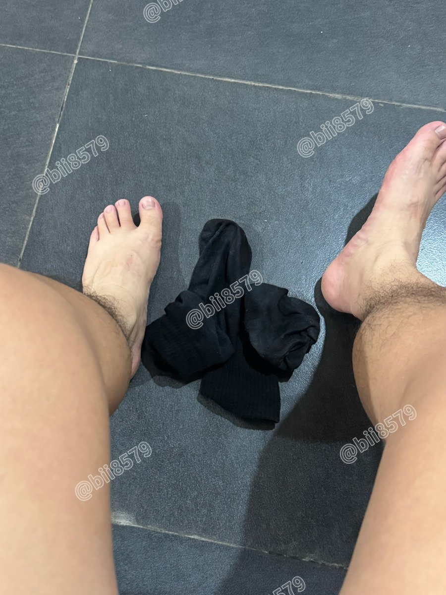 zzzi991's tweet photo. 常熟有贱狗奴吗？来把老子的臭脚用嘴巴舔干净，贱狗的舌头就是老子的刷子🪥
#臭脚爸爸 #黑袜臭脚 #粗腿 #袜奴 #脚袜 #熊狒 #黑袜 https://t.co/Yegl1ueyC3