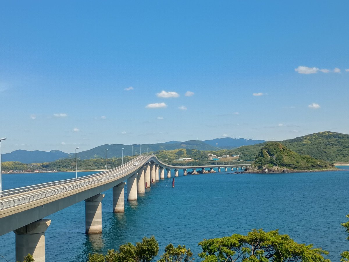 araratoshi's tweet photo. 今日は青い海が見たくなって、妻と山口県へ🚗🌊
角島、元乃隅神社を巡ってきました✨

ランチは Gran Vista tsunoshima の「ひらめの漬け丼」🐟
景色も料理も最高で、かなり癒やされた1日でした😊

#山口県 #角島 #角島大橋 #元乃隅神社 #海好き #ドライブ #夫婦時間 https://t.co/RsoUkuGjXa