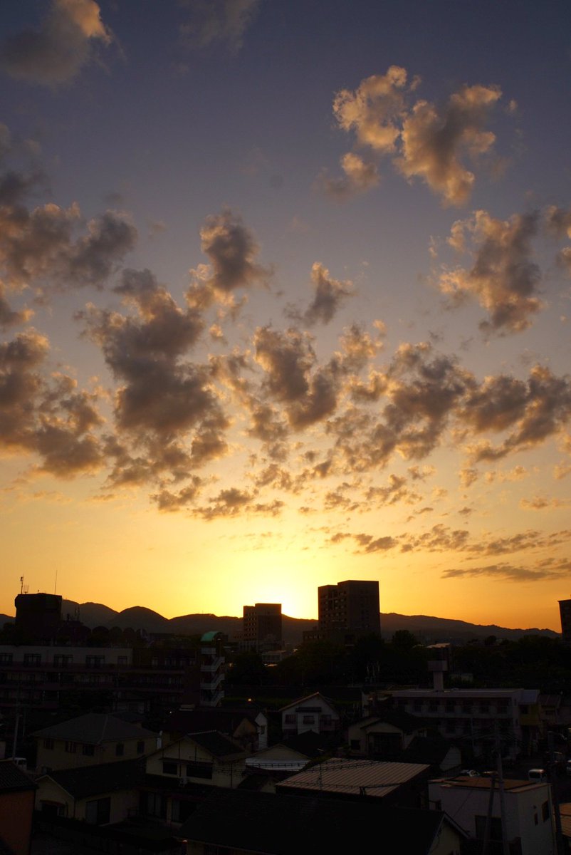 6f8820e9e1bf445's tweet photo. 本日もお疲れ様でした😊
#夕日 https://t.co/jgj2fD0c7P