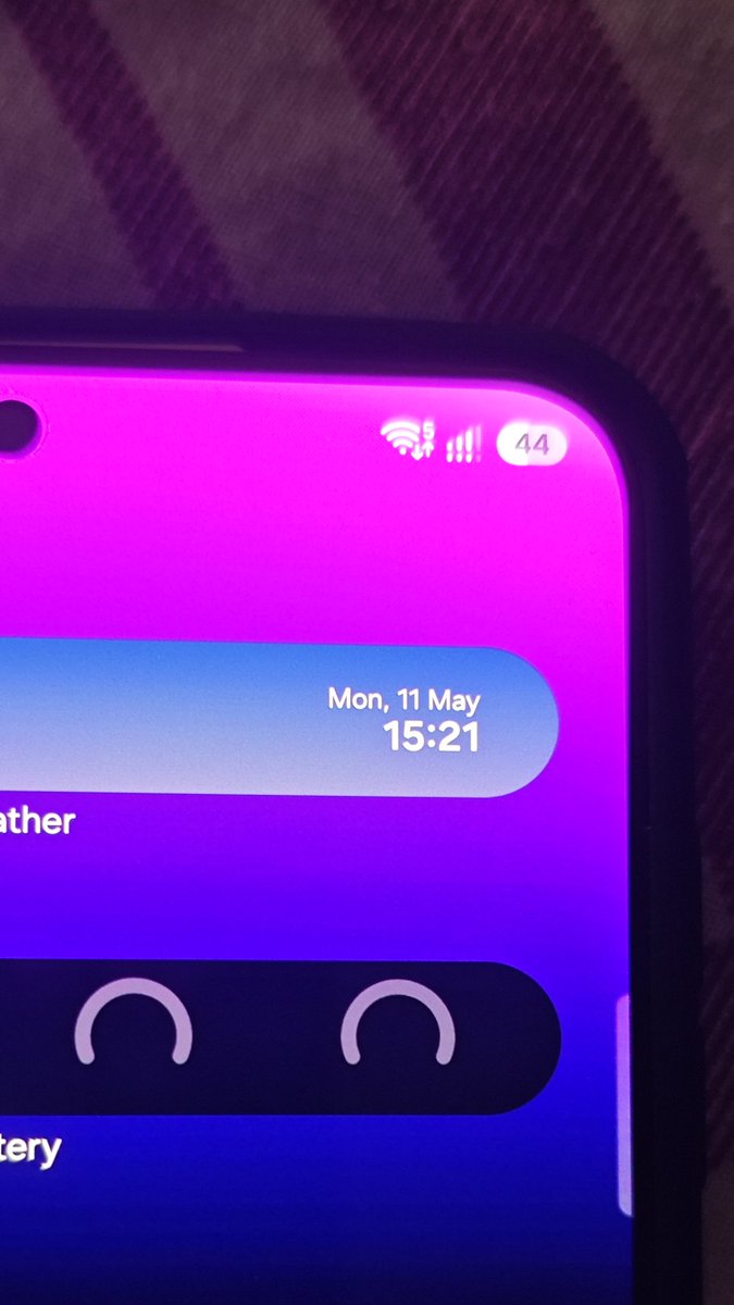 S0cial_Creature's tweet photo. @tarunvats33 Hey Tarun, just updated to One UI 8.5. Now the signal bars on the top right look kinda shadowy. Is that normal or a bug? https://t.co/4dK59FJj2N