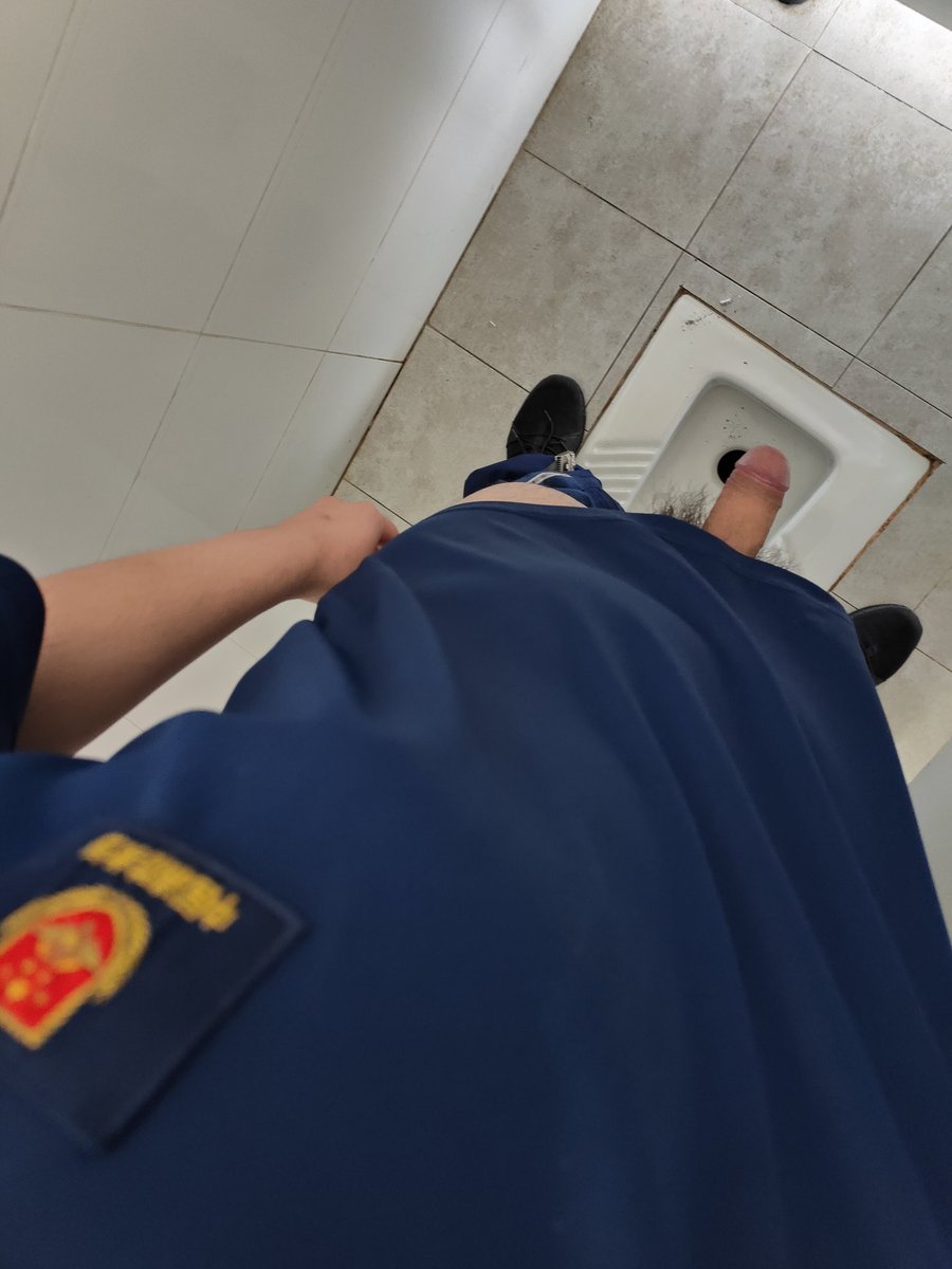 WoTOPX20ymtSr9s's tweet photo. 上个卫生间都硬的一批，附近骚逼来帮我泄泄火，难受到膨胀，我可以用我的大屌塞你嘴里吗？请你吃浓浓的牛奶 https://t.co/qb5ag6XCQe