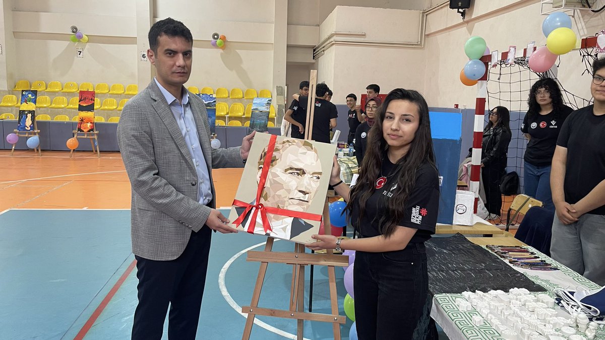 TC_TOSYA's tweet photo. Kaymakamımız Sayın Timur BÜYÜKÇE,

Tosya Fen Lisesinde düzenlenen    TÜBİTAK 4006-B Bilim Fuarı programına katıldı. https://t.co/s9kwkJ5GbD