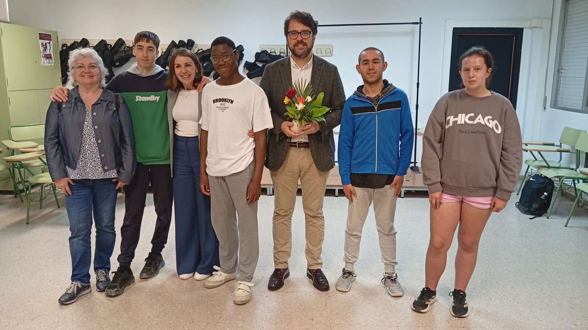 apr_ies's tweet photo. El 7 de mayo, celebramos el Día de la Democracia
Nuestro grupo motor fue el encargado de gestionar las votaciones.
Contamos con la visita de Álvaro Valdés, concejal del Área de Gobierno de Empleo, Formación y Contratación del @aytocartagenaes y  Gloria @presuparticartagena https://t.co/6yZeyFFITT