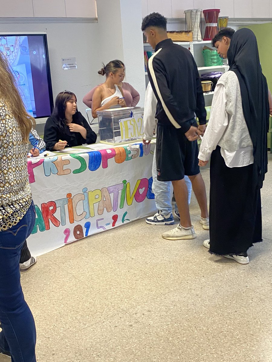 apr_ies's tweet photo. El 7 de mayo, celebramos el Día de la Democracia
Nuestro grupo motor fue el encargado de gestionar las votaciones.
Contamos con la visita de Álvaro Valdés, concejal del Área de Gobierno de Empleo, Formación y Contratación del @aytocartagenaes y  Gloria @presuparticartagena https://t.co/6yZeyFFITT