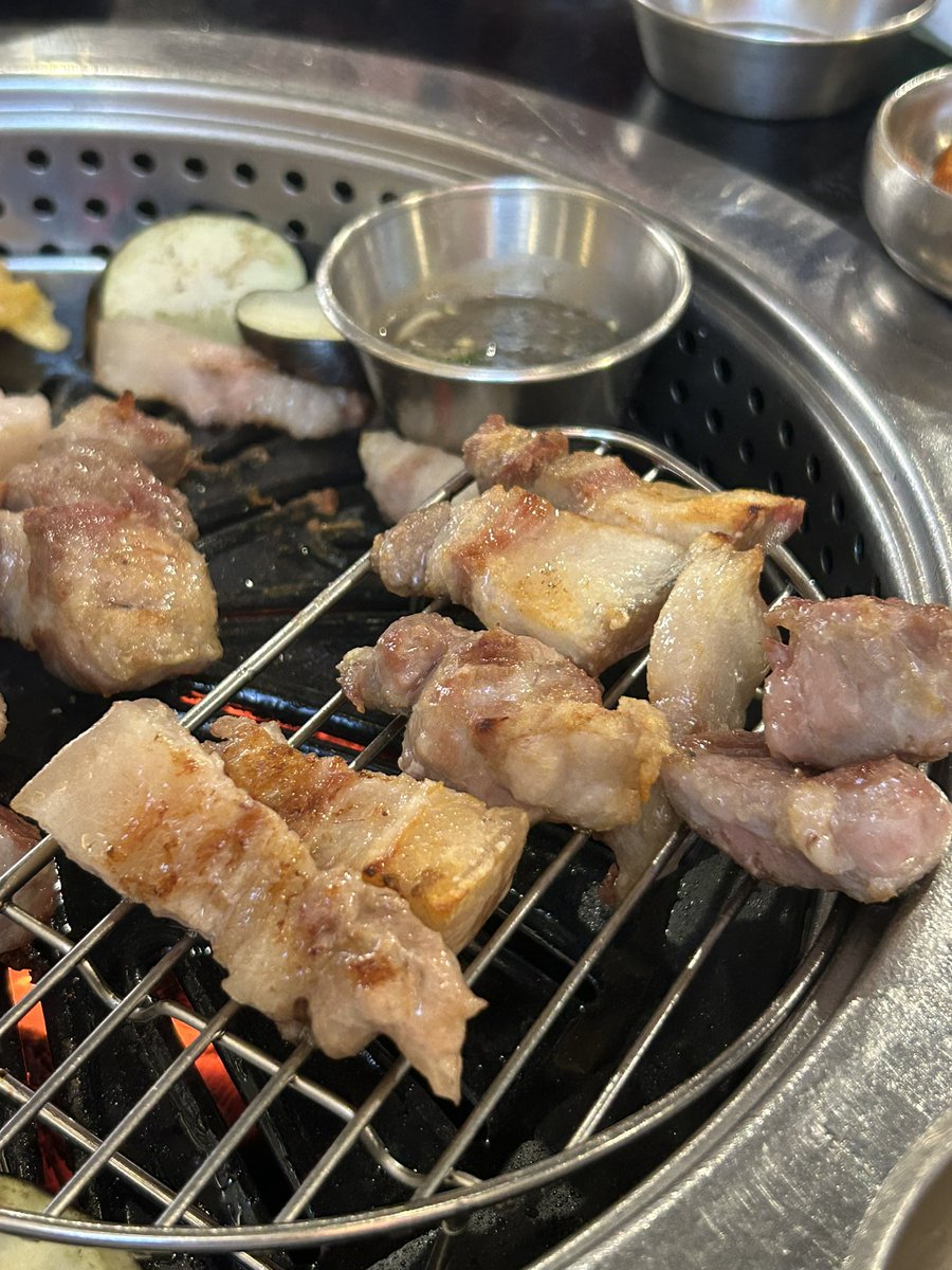 DRB_eating's tweet photo. 📍합정역, 새벽숯불가든

고기가 쫀득하고 맛있었다. 껍데기 원래 안 먹는데 껍데기도 조금 먹음! 된장술밥 너무 뜨끈해서 연기가 구제가 안 됩니다… 하이볼도 팔아요. 굿굿! https://t.co/FqCJHSKAPG
