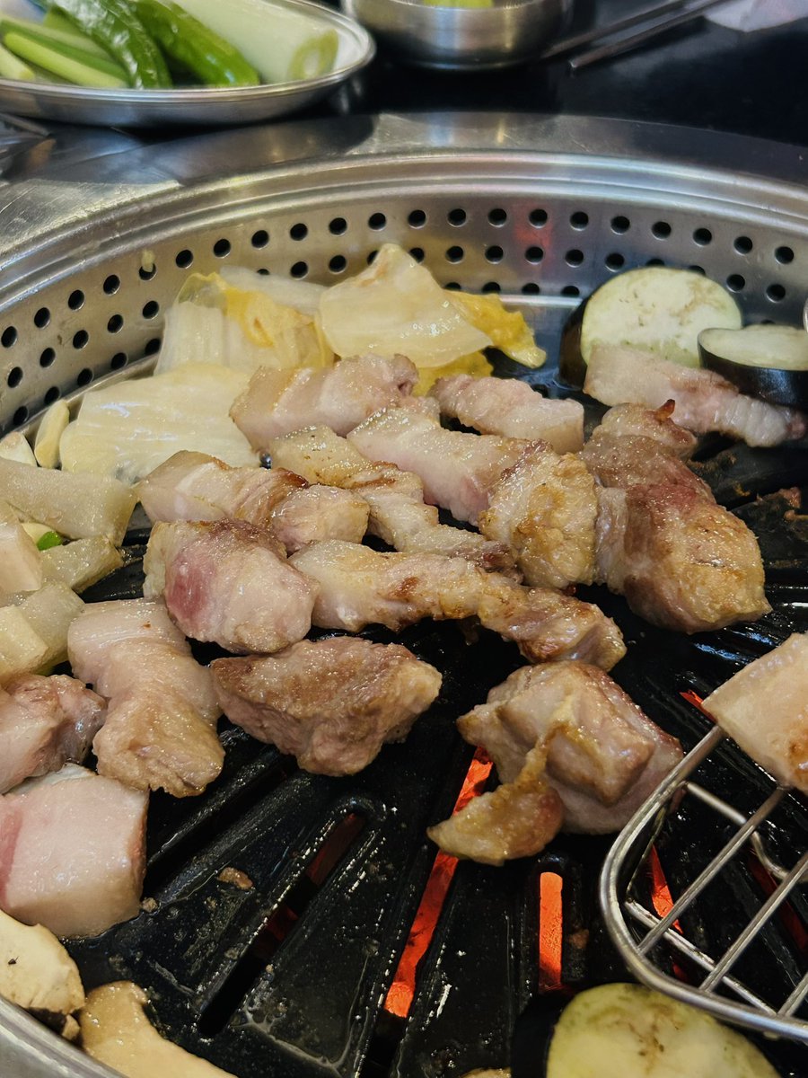 DRB_eating's tweet photo. 📍합정역, 새벽숯불가든

고기가 쫀득하고 맛있었다. 껍데기 원래 안 먹는데 껍데기도 조금 먹음! 된장술밥 너무 뜨끈해서 연기가 구제가 안 됩니다… 하이볼도 팔아요. 굿굿! https://t.co/FqCJHSKAPG