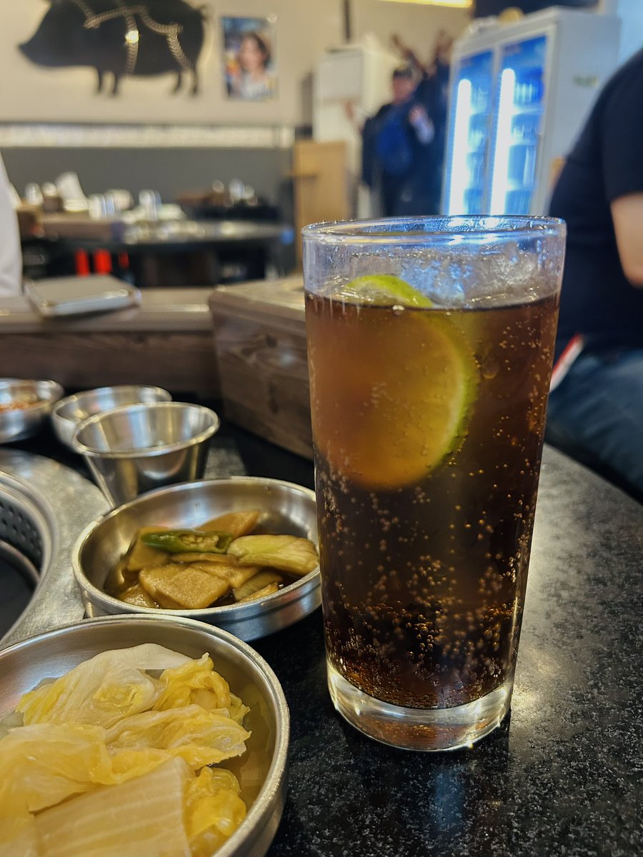DRB_eating's tweet photo. 📍합정역, 새벽숯불가든

고기가 쫀득하고 맛있었다. 껍데기 원래 안 먹는데 껍데기도 조금 먹음! 된장술밥 너무 뜨끈해서 연기가 구제가 안 됩니다… 하이볼도 팔아요. 굿굿! https://t.co/FqCJHSKAPG