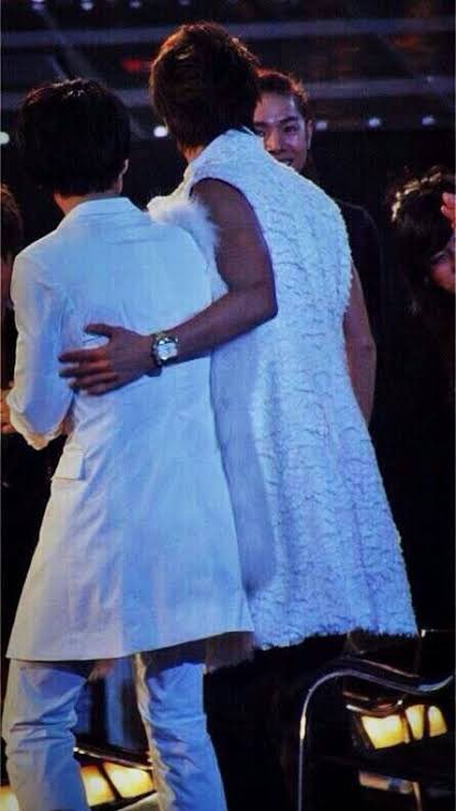 queen_never_cry's tweet photo. Oh he was very possessive that night https://t.co/G8HpYrbloK