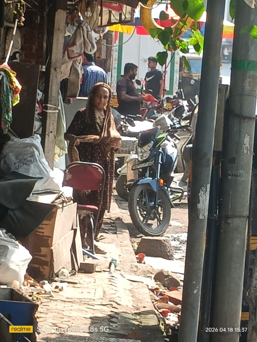 SentinelWachter's tweet photo. Why does a #mumbai #citizen need to complaint daily about this #illegal parking happening on the #chhedanagar service road #chembur Various other complaints from citizens are launched directly at the #chembur traffic division below #amarmahal bridge Why NO SERIOUS ACTION DAILY https://t.co/aTqd3RQNB7