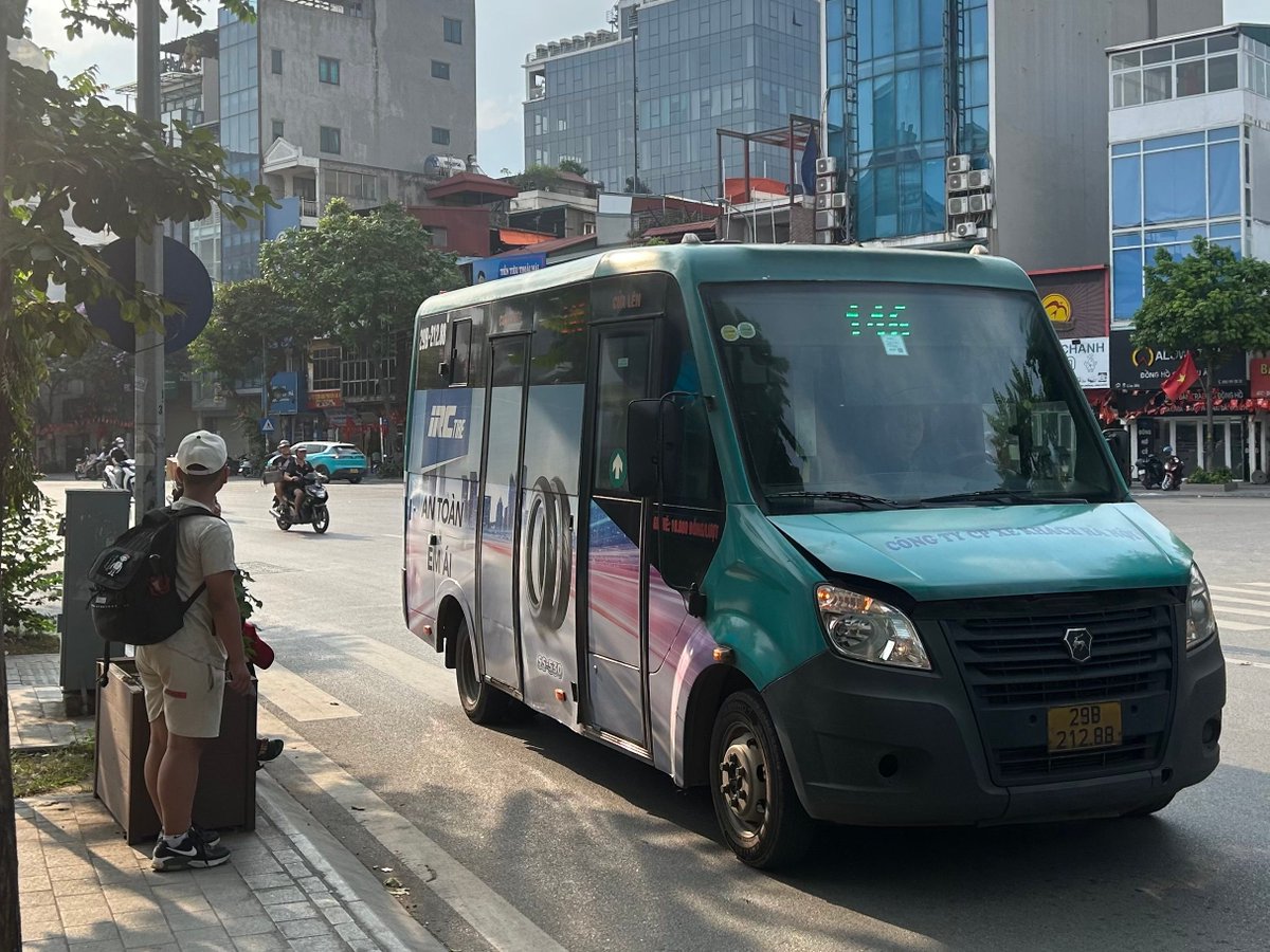 The various shapes and sizes of Hanoi's buses continue to fascinate me

Even as they are contracted by the city, the different bus operators carry distinct identity, branding, and with it, differing fleet standards even between various bus routes