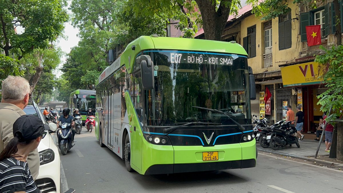 Ernest is: in Hanoi! 🇻🇳🛵🐉 tweet media