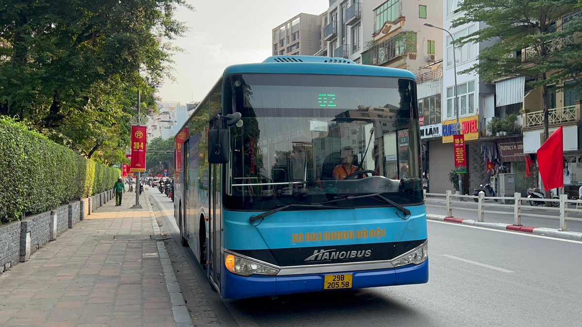 Ernest is: in Hanoi! 🇻🇳🛵🐉 tweet media
