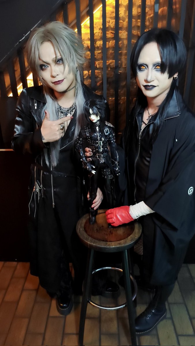 bjdnetsuki's tweet photo. The biggest day ever.
2 tzk on one pic - big and small 1/3 scale of mine! 
They meet each other yesterday in Cologne. 🇩🇪 I dreamed 10 years about it. 
Thank @tzkwym and @AryuOfficial_ for your European tour! The live was super hot 🔥🔥🔥
#bjd #tzkwym #mejibray #visualkei #jrock https://t.co/EjkvwjNosd