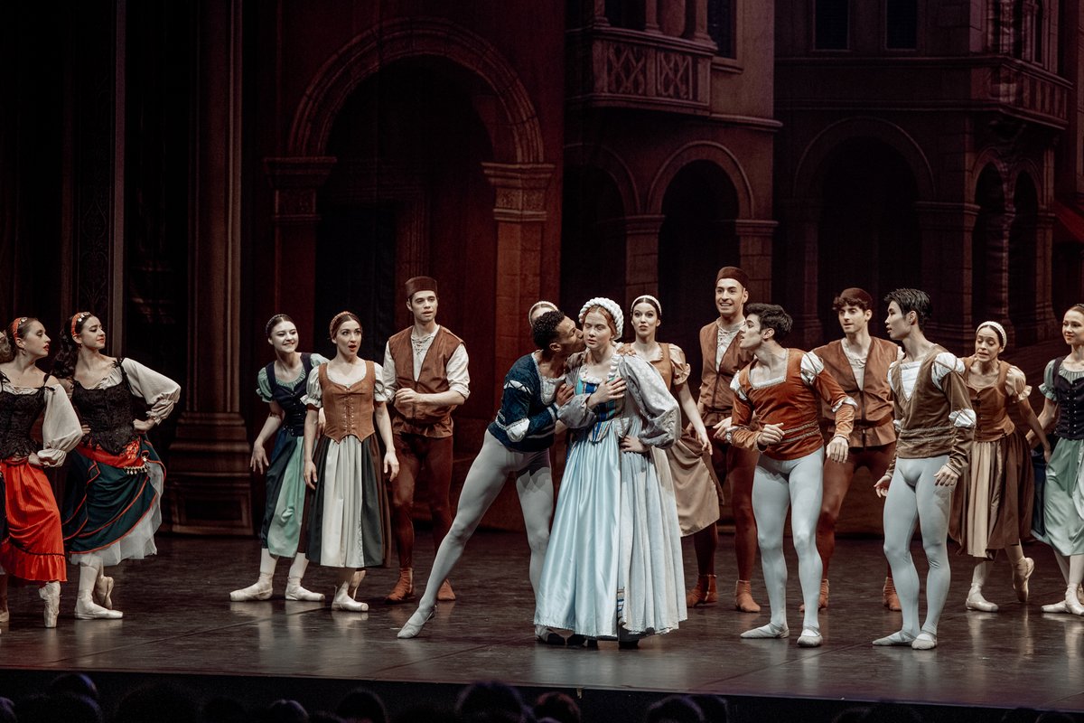 PFCantabria's tweet photo. 🩰Con la dirección artística de Alexey Bogutskyi llega a la #Argenta el Worldwide Ballet Theater: 'Romeo y Julieta’, la historia de amor más universal cobra vida el 5 de #junio en esta emocionante versión en clave de ballet clásico😏
🎟Taquilla y #web👩‍💻 https://t.co/VzyL6Y2Fao 👌 https://t.co/X2fNV0ziI9