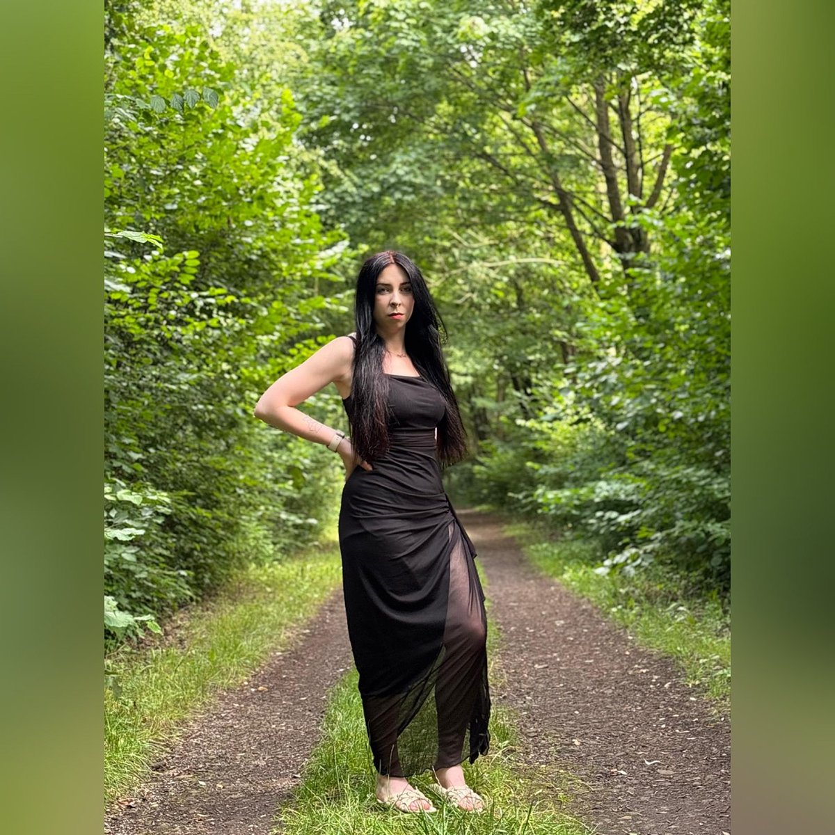 Lady_Kimchi24's tweet photo. Dein Leben langweilt mich, dein Gesicht interessiert mich nicht  nur dein Kontostand zieht mich an. Deine Frau kriegt die Reste deiner Zeit, ich nehme mir das, was wirklich zählt: Dein Geld

#Findom https://t.co/60G2XbBSAv