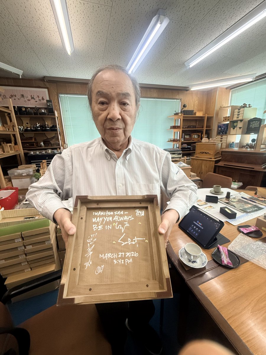 InbloomJapan's tweet photo. Grip Socketに使う木材を探していた時に知り合った、オルゴール会社の社長の工房へ。

ものづくりの話でかなり盛り上がりました。

「オルゴールを演奏する」という発想を形にしている面白い人で、最近契約したというトップNFTアーティスト @sabet の作品も凄かった。

また何か作りたくなる。 https://t.co/Em59CcFwux