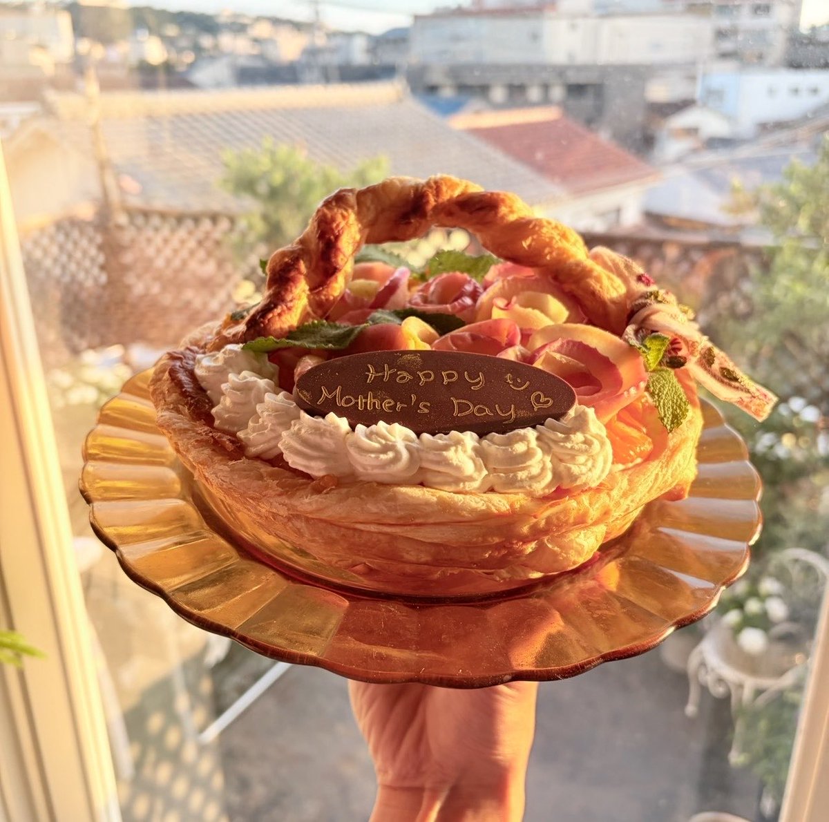 ooknskn's tweet photo. 山田が右腕をムキムキにして泡立ててくれたスポンジケーキも中に入っています https://t.co/q7U46JL1Y3