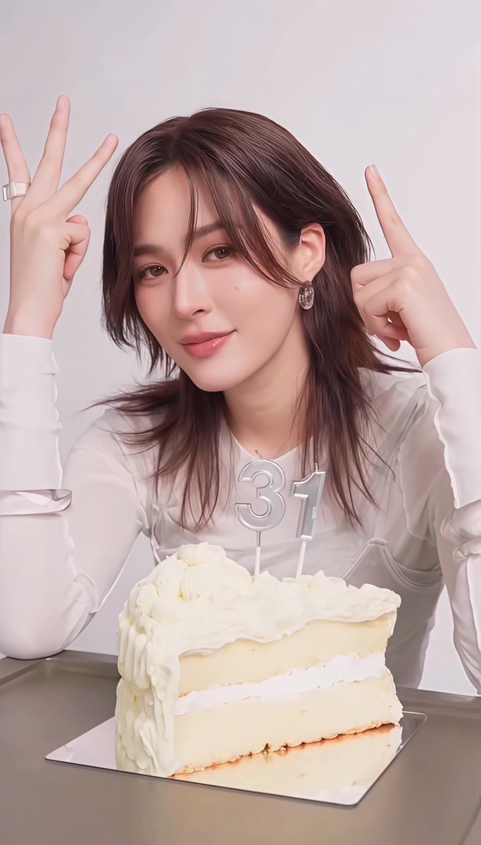 พาพี่คนสวย 31ยังแจ๋วไป 1 ล้านกันค่ะทุกคน

LINGLING BORN TO BLOOM
#TheDayOfLinglingKwong
#Happy31stLinglingDay