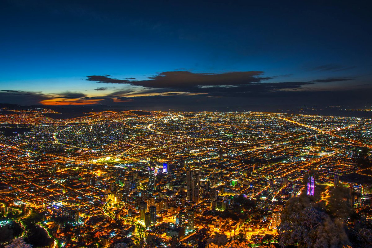 yenderfonseca's tweet photo. Bogotá de noche tiene otra energía 🌃 https://t.co/UFzIqxdHG8