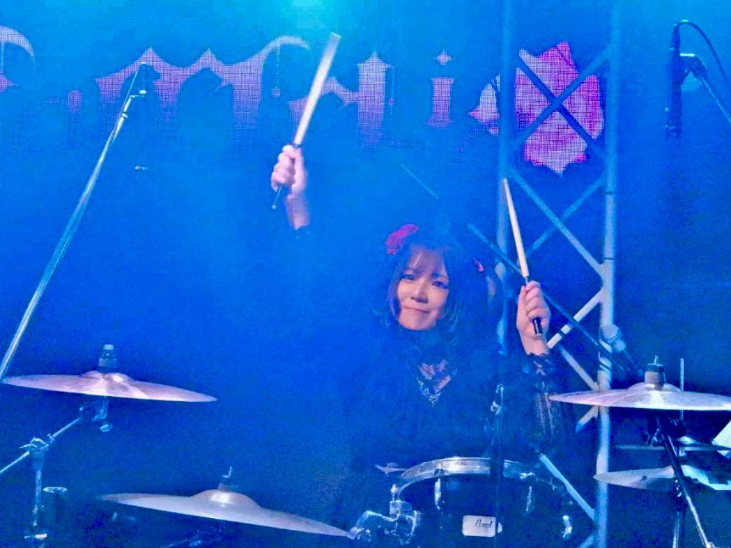 mami96drums's tweet photo. 昨日はCattleliaで吉祥寺CRESCENDOでした！
本番前は毎回とても緊張するのですが、終わってみると、ほんとにあっという間の楽しい1日でした！
そしてまたこのメンバーと新たなことができるとのことで嬉しいです！！😊
お越しくださったみなさまも本当にありがとうございました✨ https://t.co/LnfmmV61xz