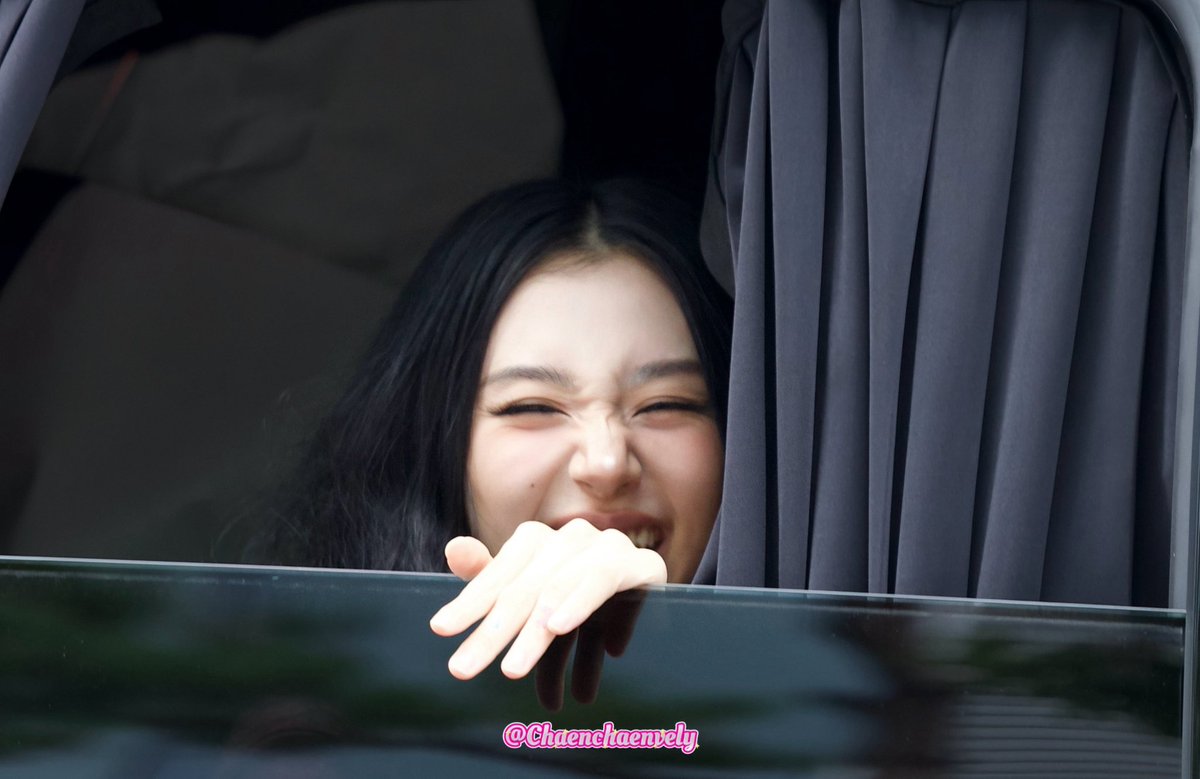 hourly chaeyoung 🫧 tweet media
