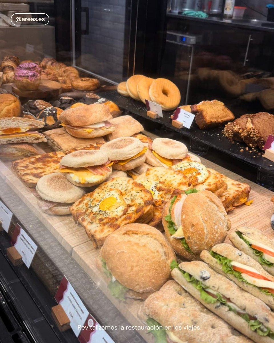 Areas_ES's tweet photo. Las mejores ideas empiezan alrededor de una mesa… o de un buen café ☕✈️

En el Aeropuerto de Faro, nuestros equipos de I+D de Producto, Marketing y Operaciones descubrieron las nuevas propuestas de @CostaCoffee, probaron sabores y compartieron ideas para cuidar cada pausa del viajero.

Gracias a todos los equipos implicados y a Costa Coffee por seguir creciendo juntos.

#CostaCoffee #AeropuertoDeFaro #AirportExperience