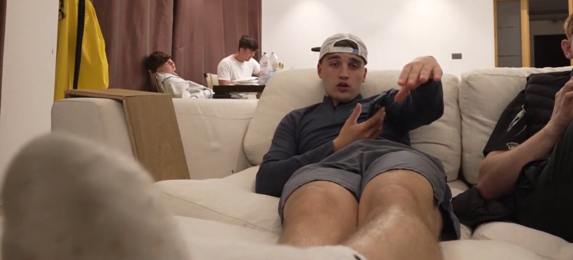Feetofcelebz's tweet photo. POV: On your knees giving Tays a foot massage🙇‍♂️👑🦶 https://t.co/fxwJBqFAZR