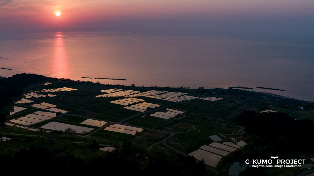 ryu0615's tweet photo. 失われつつある糸魚川の風景。
藤崎地区の千枚棚田に
美しき夕陽が落ちて行きました☺ https://t.co/LawLZLaYD7