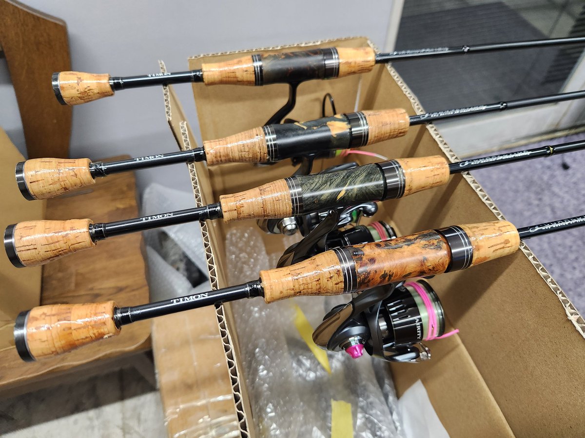 e_koba110's tweet photo. 5Aコルクっていっても、やっぱり寒さ暑さ、湿度には弱そうで、段々と膨張収縮を繰り返してヒビが増えて、開いて目抜けを繰り返すので、さっさとやっておけばよかったんだけど、今になってワックスを染み込ませてみる。

一先ず、一時間放置して浸透させてみる。
本当は先にパテ入れたかったんですが。 https://t.co/QJ4qzzUfUX
