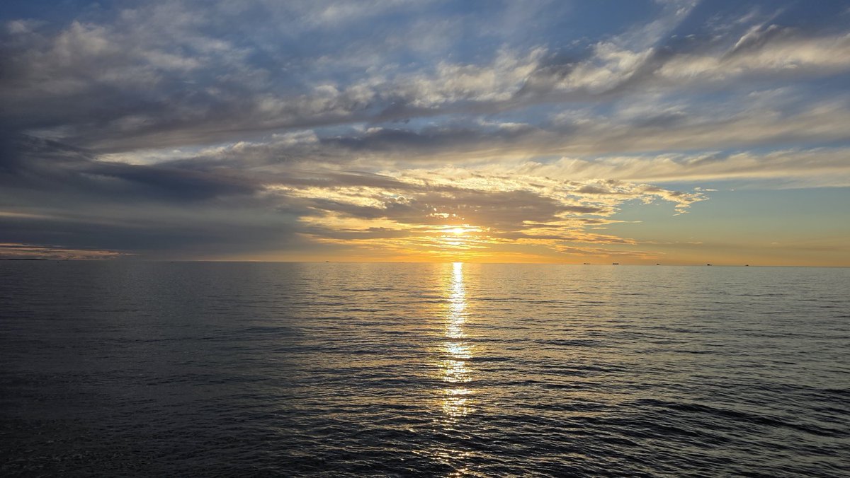 TrystanSpooner's tweet photo. Used a Brand New @QuadLockCase Tripod/Selfie Stick to snap this amazing Sunset off Perth's beautiful West Coast tonight. Huge thanks to Quad Lock once again, yet another awesome product to shoot awe inspiring moments like this!

#QuadLock #Perth #SunsetVibes #JustAnotherDayInWA https://t.co/3GJQ1WrTTb