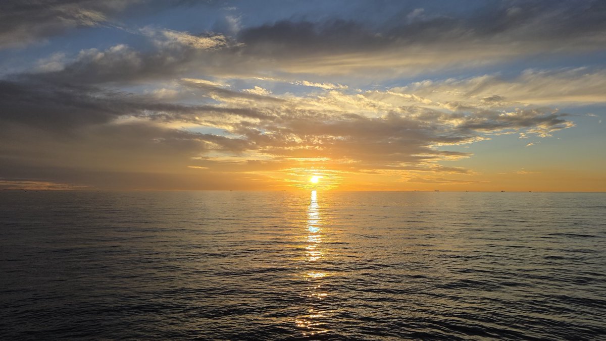 TrystanSpooner's tweet photo. Used a Brand New @QuadLockCase Tripod/Selfie Stick to snap this amazing Sunset off Perth's beautiful West Coast tonight. Huge thanks to Quad Lock once again, yet another awesome product to shoot awe inspiring moments like this!

#QuadLock #Perth #SunsetVibes #JustAnotherDayInWA https://t.co/3GJQ1WrTTb