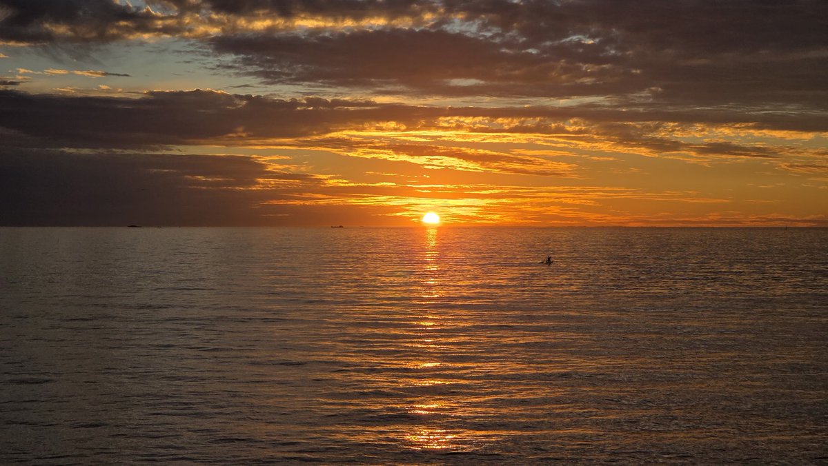 TrystanSpooner's tweet photo. Used a Brand New @QuadLockCase Tripod/Selfie Stick to snap this amazing Sunset off Perth's beautiful West Coast tonight. Huge thanks to Quad Lock once again, yet another awesome product to shoot awe inspiring moments like this!

#QuadLock #Perth #SunsetVibes #JustAnotherDayInWA https://t.co/3GJQ1WrTTb