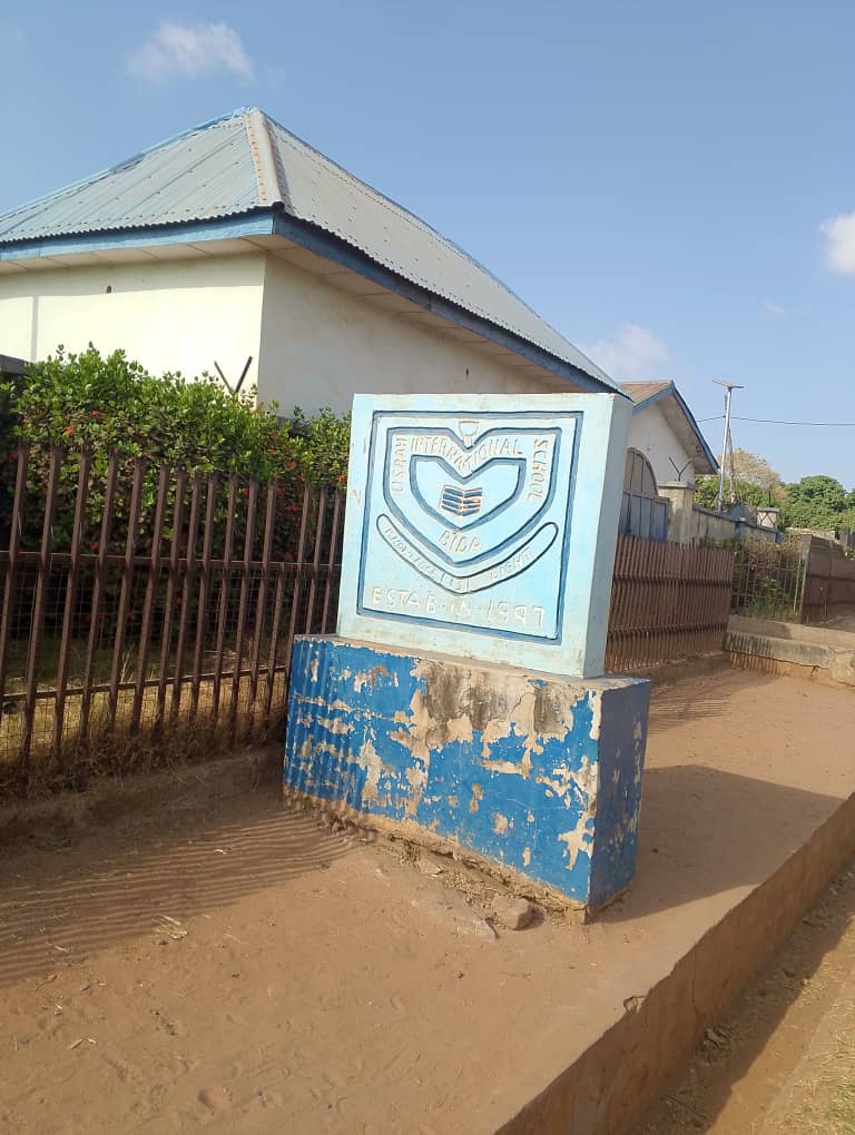 TrackaNG's tweet photo. In Oct 2024, N67.1m was paid to RAIS INVESTMENT LTD for the Provision of Solar Streetlight to 4 Location of Umaru Sht Model School, Bida and 4 Usra International School, Bida LGA, Niger state. 

We tracked and report that a minimum of 10 solar streetlights have been installed per school, totaling 30 solar street lights across the three locations.