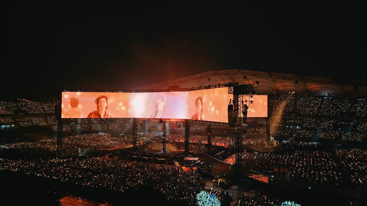 LOCARORA's tweet photo. 4月のBTS、熱気が本当にやばかった…🔥 写真を見るだけであの瞬間がよみがえる。  私は今回、釜山公演にも参戦します💜 釜山行くARMYさんいる？ 行く人タグして、また一緒に盛り上がろう🔥  #BTS #ARMY #釜山公演 #韓国推し活 #韓国旅行 https://t.co/qEmT5bLhJf