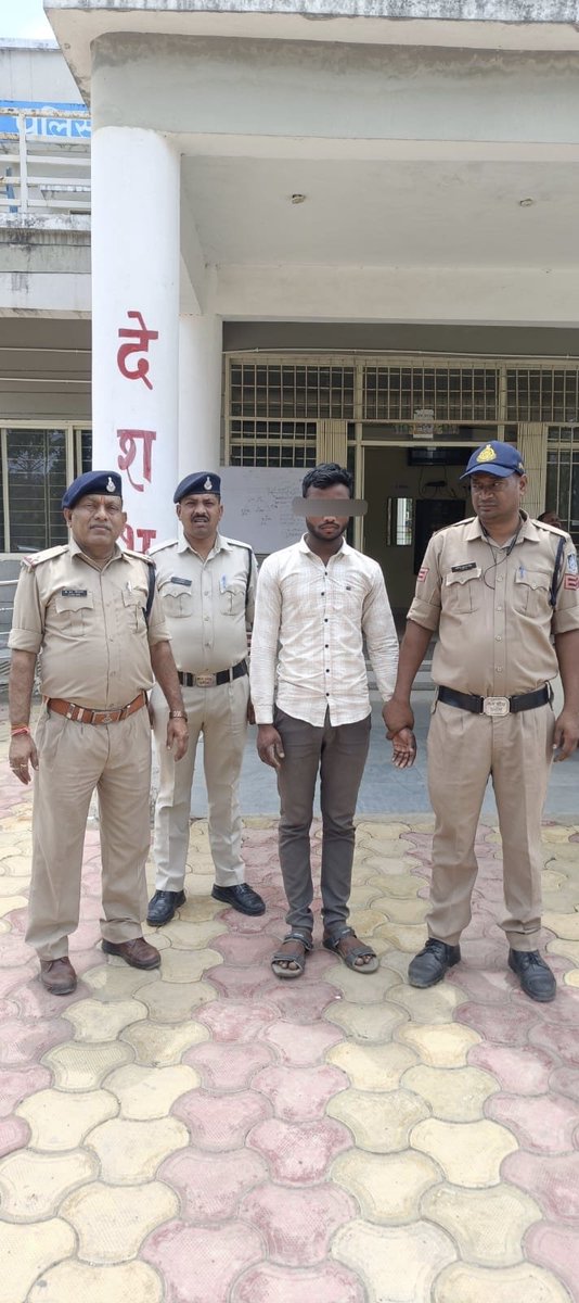 sp_sidhi's tweet photo. 🚨 बहरी पुलिस की बड़ी कामयाबी: 24 घंटे में सुलझी 'अंधी हत्या' की गुत्थी, सनसनीखेज हत्याकांड का आरोपी गिरफ्तार।
@DGP_MP
@IG_Rewa 
@DigRewa 
#MP_Police https://t.co/QqtRbpCYwg